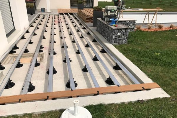 Deck Reliable Fixing Elements - Pedestals & Aluminium Joists
